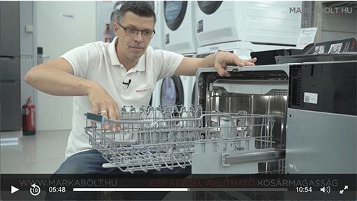Szakértő munkatársunk mosogatógépet mutat be a Márkabolt MOM Park üzletben
